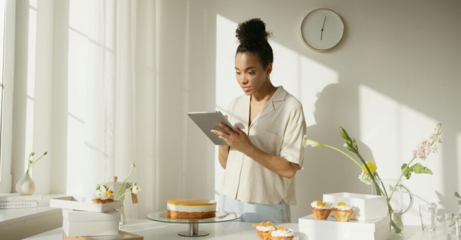 Você pode começar com o que já tem em casa, testar receitas, vender para vizinhos e escalar aos poucos 