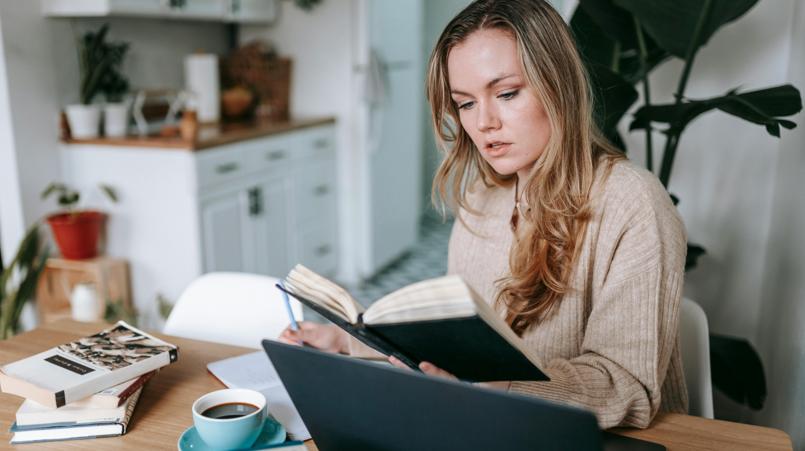 Home office de verdade: 6 carreiras digitais que pagam mais de R$ 12 mil