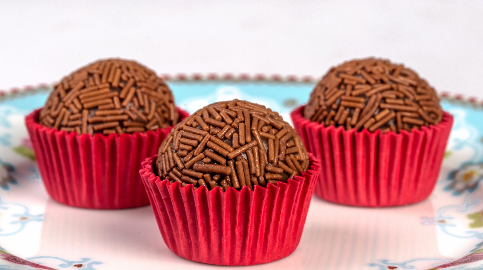 Como Montar uma Fábrica de Doces Gourmet em Casa (Brigadeiros, Brownies e Mais) em 2025