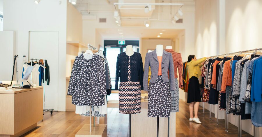 Moda sustentável que dá lucro: como abrir seu brechó em 2025